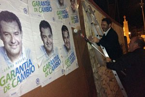Carmona pegando carteles PP Barón | @Clave_Economica