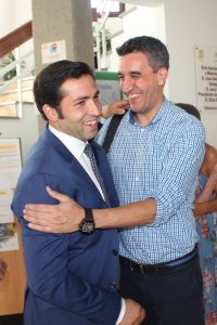 González felicitando nuevo alcalde Villanueva Rosario | @claveeconomica