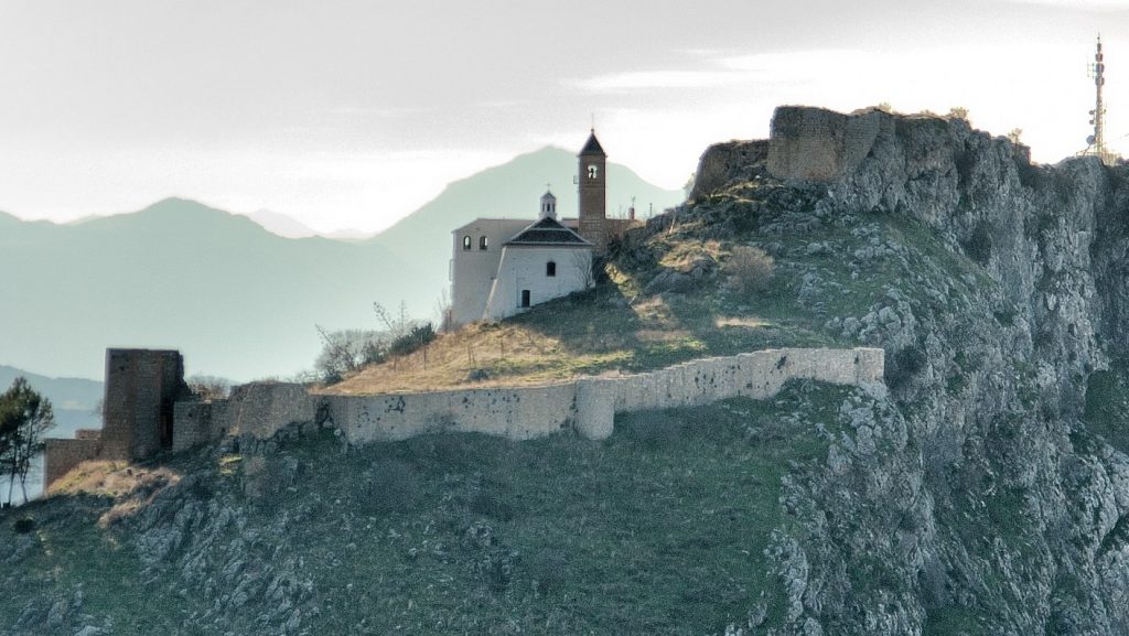 Murralla y resto de la Alcazaba en el cerro Virgen de Gracia