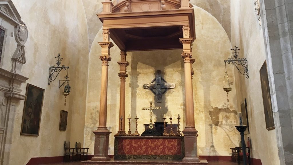 decoración serie Warrior Nun altar Colegiata Antequera | @Clave_Economica