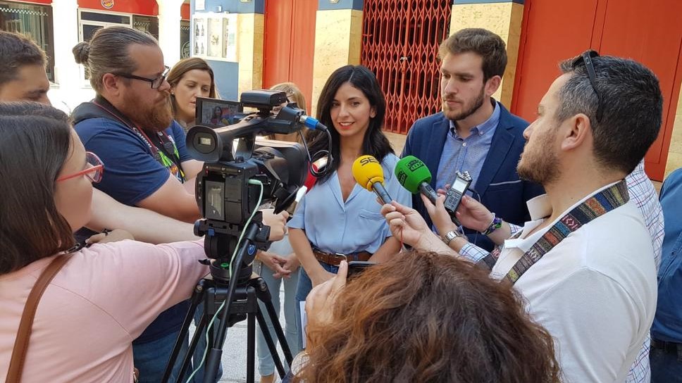 María Molina candidata Cuidadanos Congreso atiende medios comunicación 