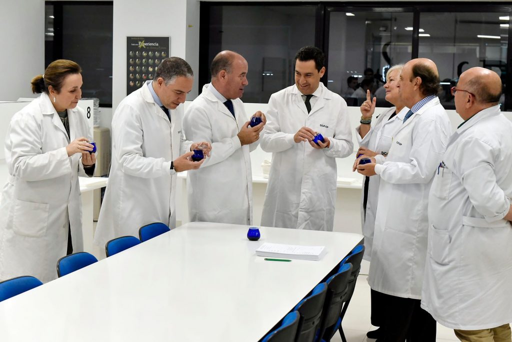presidente Junta visita Laboratorio Aceite Dcoop