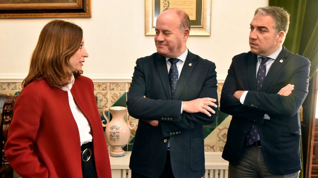 Patricia Navarro, Manolo Barón y Elías Bendodo en el despacho de Alcaldía