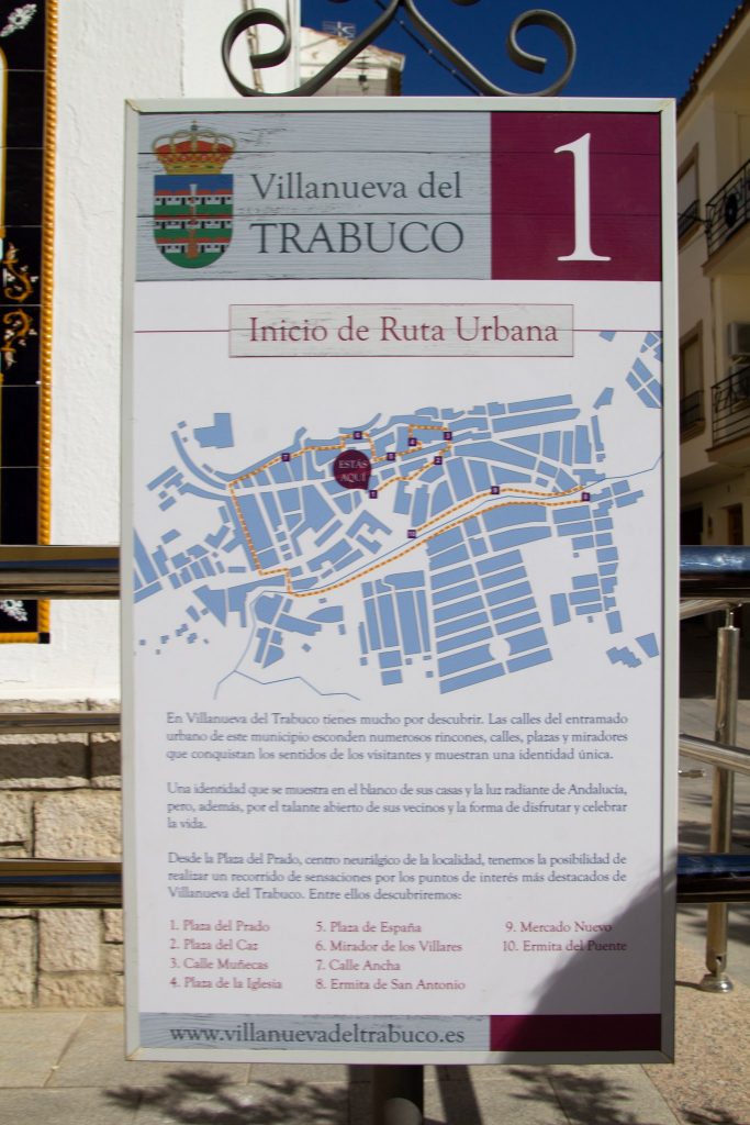 Panel con información turística que inicia la ruta en Villanueva del Trabuco