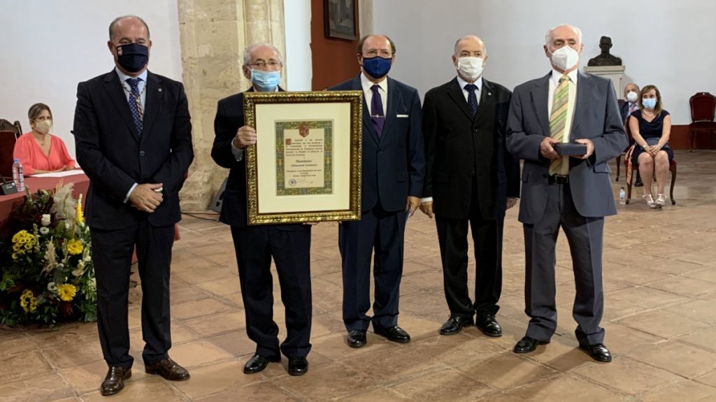 Abasthosur recoge Medalla plata Jarra Azucenas Día Antequera