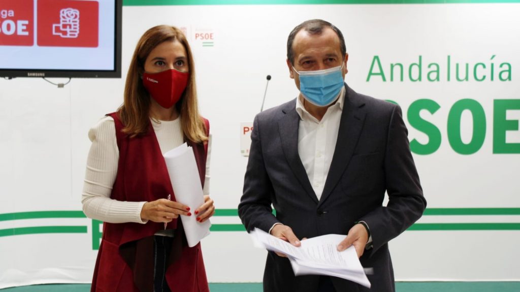 Beatriz Rubiño y José Luis Ruiz Espejo en la sede del PSOE en en Málaga capital