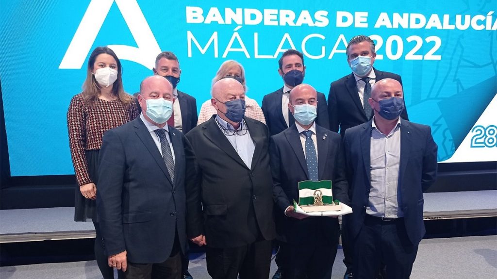 Responsables municipales y del grupo de Sancho Melero entrega premio Banderas de Andalucía Málaga (febrero 2022)