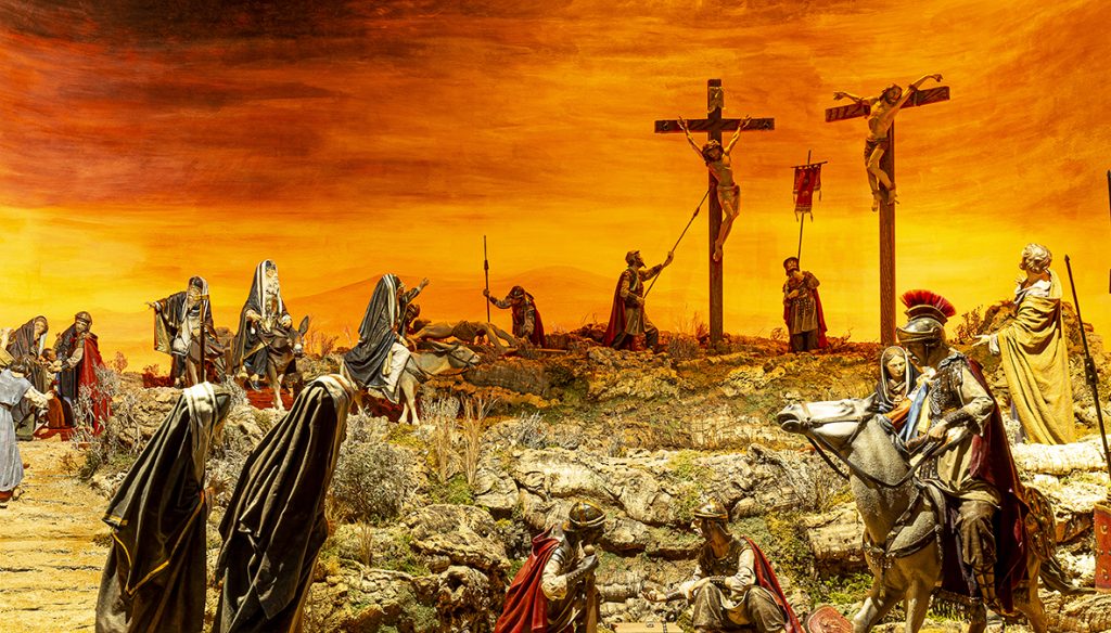 Crucifixión (figuras, familia Heide; escenografía, Asociación de Belenistas de Elche)