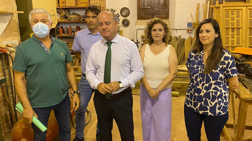 Morente (i), Barón (c) y Cebrián (d), junto al personal docente y administrativo de los nuevos programas de Empleo y Formación de Antequera