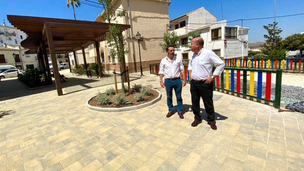 José Ramón Carmona, concejal obras, y alcalde Manolo Barón visitan final obras PFEA nueva plaza barrio Girón