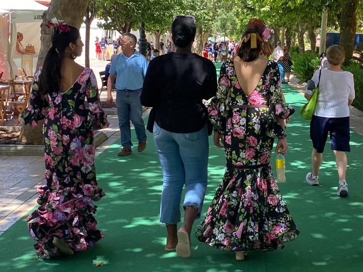 Jóvenes vestidas de flamenca en el Paseo Real en el primer día de la Real Feria de Agosto de Antequera 2022