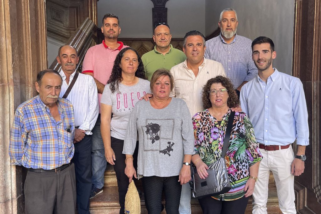 El edil de Anejos de Antequera, José Manuel Fernández (dcha), con Álvarez y los alcaldes pedáneos de Antequera (octubre 2022) (2)