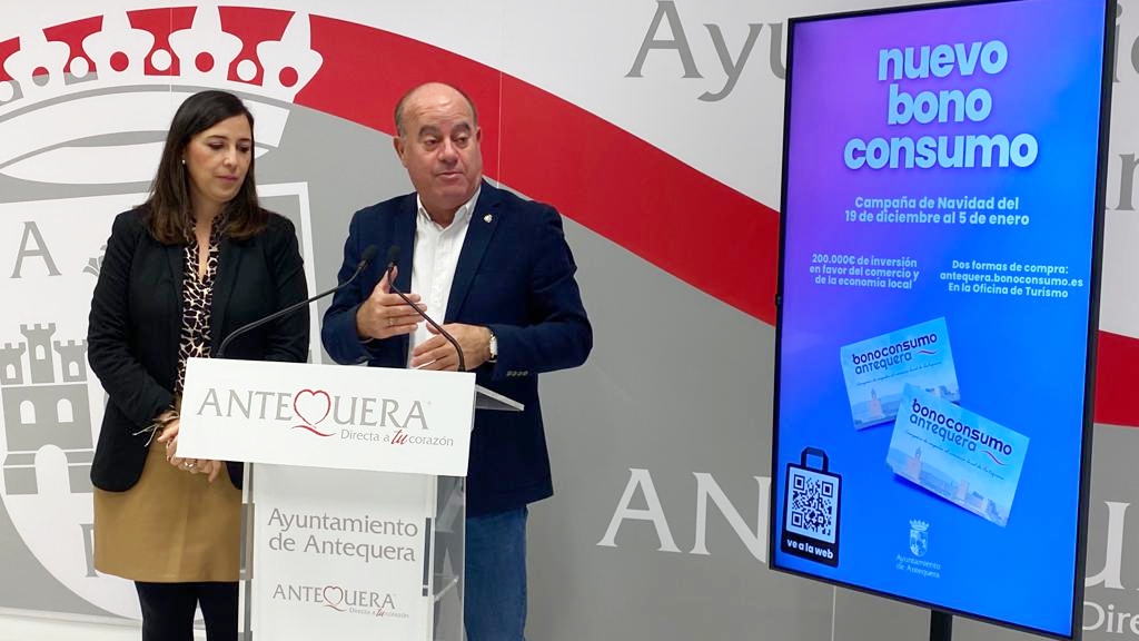 Ana Cebrián, edil de Comercio, y Manolo Barón, alcalde de Antequera, en la presentación del Bono Consumo (diciembre 2022)