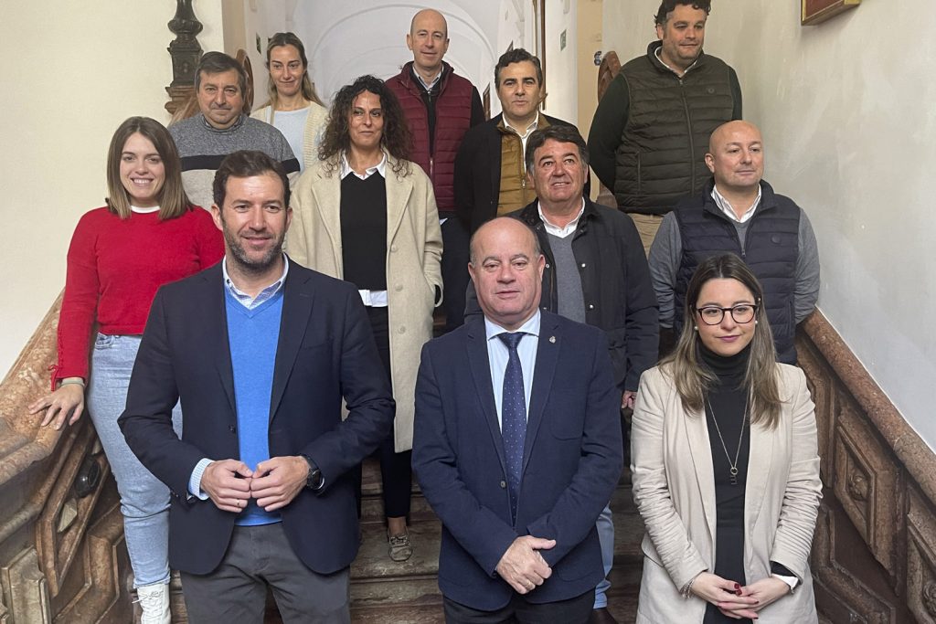 Responsables municipales y empresas colaboradoras con la Cabalgata de los Reyes Magos en Antequera de 2023
