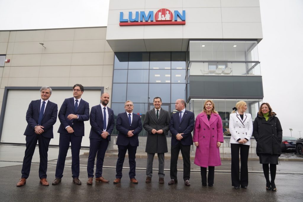 Moreno (centro), junto con responsables de Lumon y autoridade asistentes a la inauguración de la fábrica de Antequera (enero 2023)
