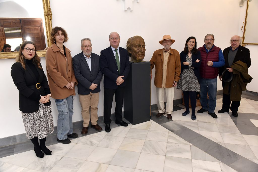 Presentación del busto de José Antonio Muñoz Rojas donado por Jesús Martínez Labrador (centro) a Antequera (enero 2023)