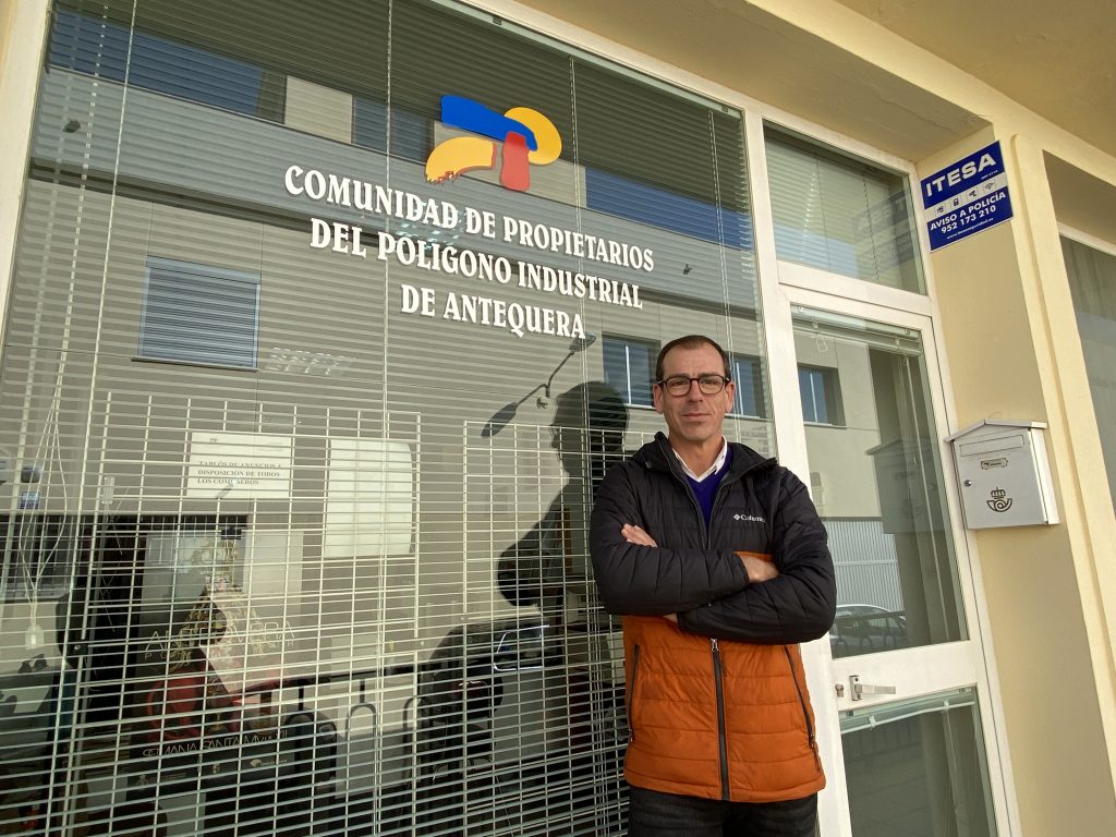 José Antonio Barón Jiménez, en la entrada de la sede de la Comunidad de Propietarios del Polígono Industrial de Antequera (febrero 2023)