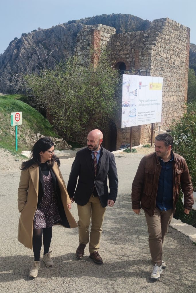 Mercedes Montero, Javier Salas y Pablo Gálvez, visitando a las obras de la Alzaba de Archidona (febrero 2023)